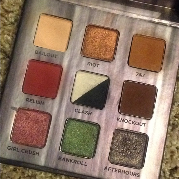 Urban Decay Troublemaker Eyeshadow Palette - Picture 3 of 4